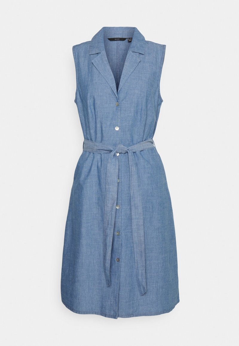 Spijkerblousejurk in lichtblauw, mouwloos met een kraag, knoopsluiting aan de voorkant, tailleceintuur en een losse pasvorm. Zachte, gladde textuur.