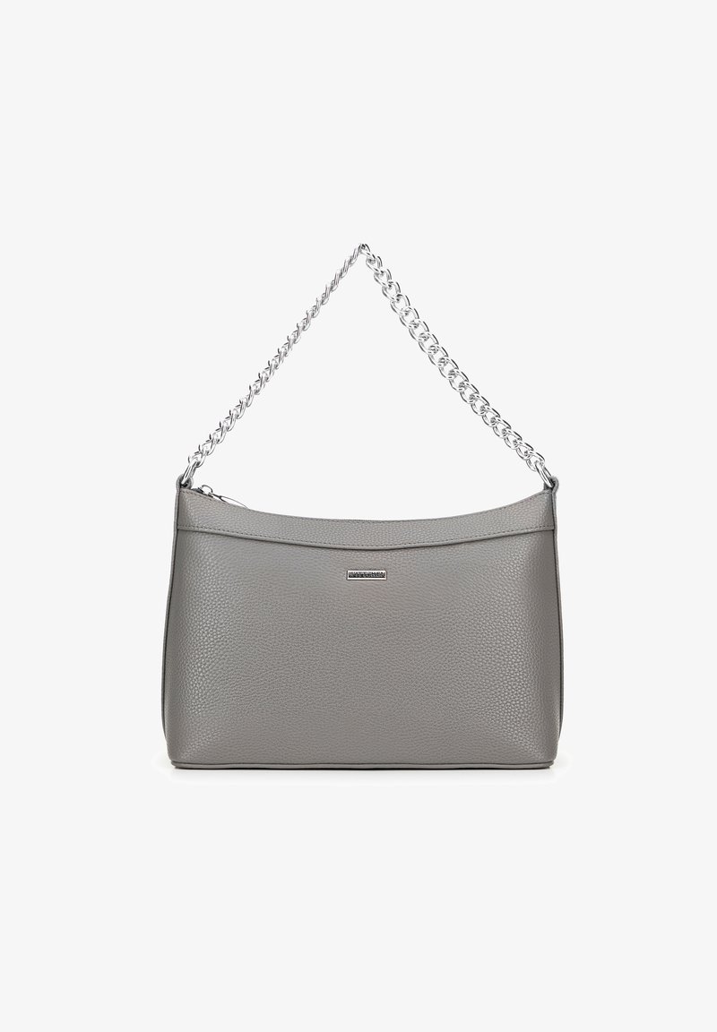 Borsa in pelle grigia con una finitura testurizzata. Presenta una parte superiore curva e una tracolla in catena argento. Include un piccolo logo del brand sulla parte frontale.