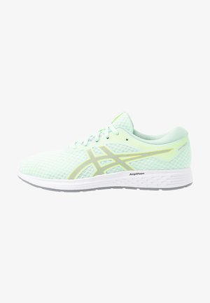 Zapatilla de correr de malla verde clara con suela blanca, franjas de logo grises y marca "AmpliFoam" en la entresuela.