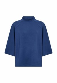 Blauwe cropped top met een hoge halslijn en brede driekwartmouwen, gemaakt van een gladde stof.