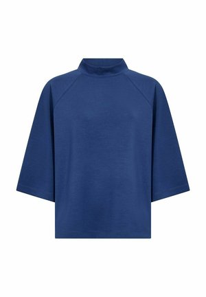 Blauwe cropped top met een hoge halslijn en brede driekwartmouwen, gemaakt van een gladde stof.