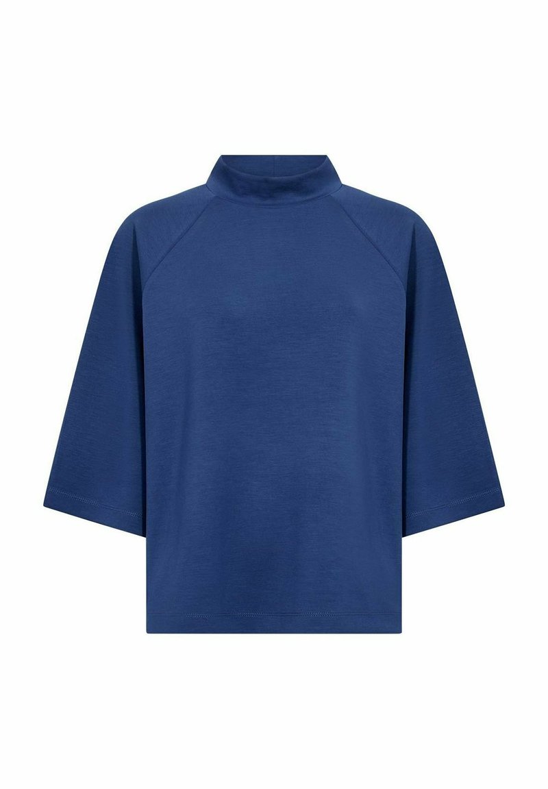 Blauwe cropped top met een hoge halslijn en brede driekwartmouwen, gemaakt van een gladde stof.
