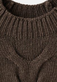 Maglione marrone lavorato a maglia con un design a coste e scollatura rotonda. La texture è spessa e accogliente, con un motivo uniforme in tutto il capo.