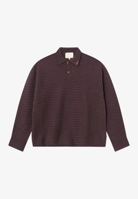 Mørk lilla strikket polo skjorte med et strukturert bikubemønster, med krage, tre-knapp placket og brodert merkevare på kragen.