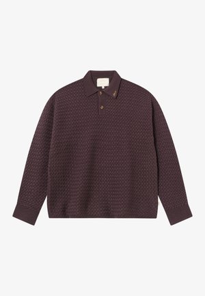 Dunkellila Strickpoloshirt mit einem strukturierten Wabenmuster, das einen Kragen, eine Dreiknopf-Leiste und eine gestickte Markenlogo auf dem Kragen aufweist.