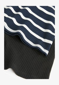 Seleccionado, black stripe