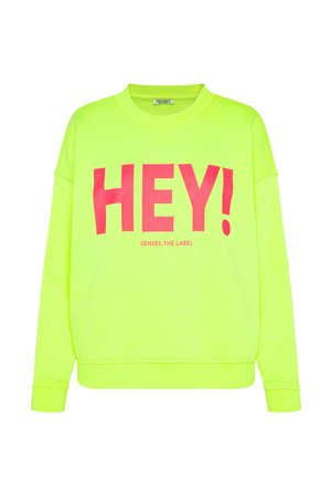 Neongrün langärmliges Sweatshirt mit fettem pinken "HEY!"-Schriftzug und kleinerem "SENSES. THE LABEL"-Logo auf der Vorderseite.