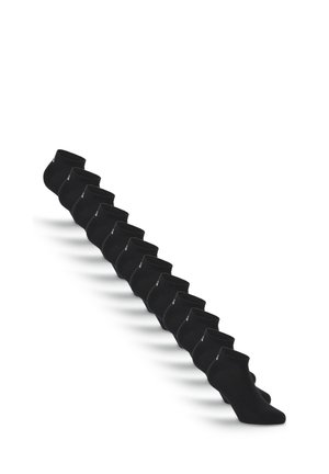 Zehn Paare schwarze Knöchelsocken, diagonal auf weißem Hintergrund angeordnet, mit kleinem Logo nahe dem Knöchelbund.