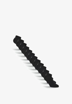 Zehn Paare schwarze Knöchelsocken, diagonal auf weißem Hintergrund angeordnet, mit kleinem Logo nahe dem Knöchelbund.