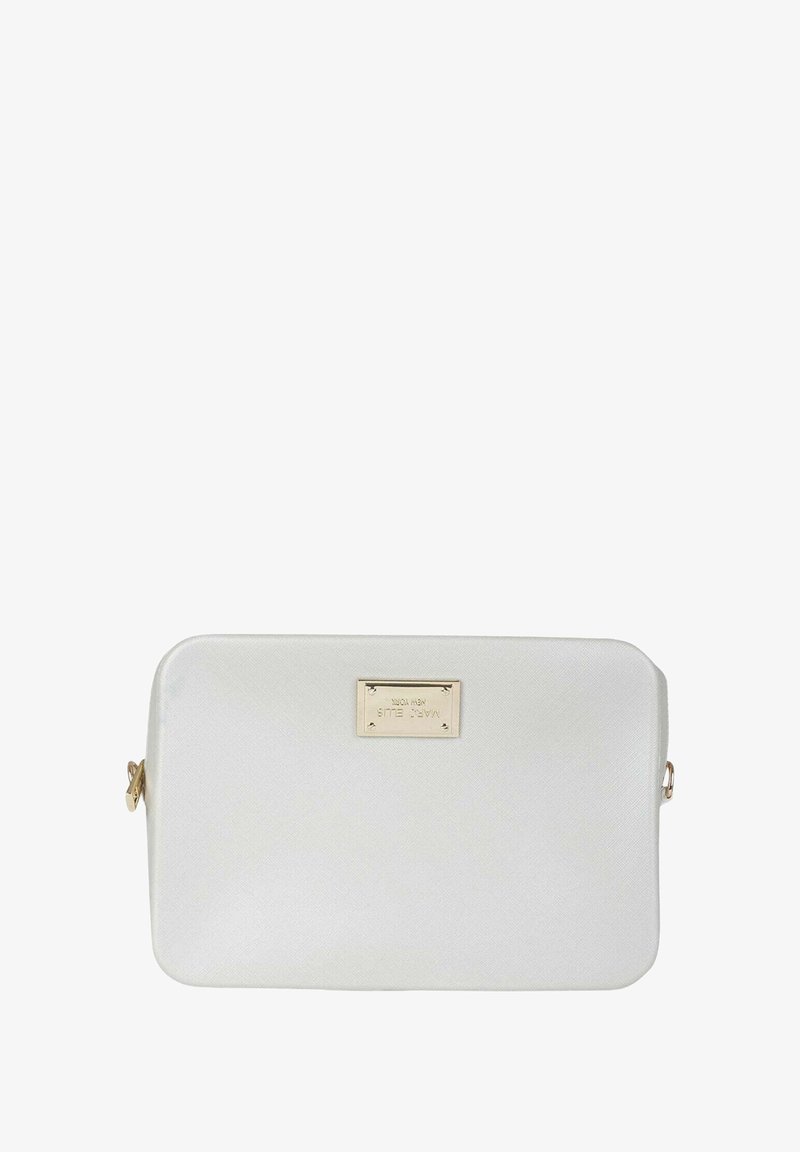 Borsa bianca sintetica con texture liscia, forma rettangolare, dettaglio targhetta tono oro e chiusura con zip. Design compatto e minimalista.