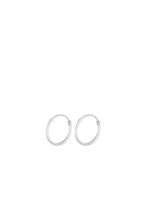 Par de pendientes de aro de plata pulida con cierre sin costuras, exhibidos sobre un fondo blanco.