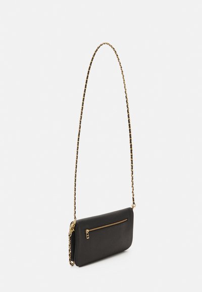 Borsa a tracolla nera in pelle con zip dorata e tracolla a catena, caratterizzata da una superficie liscia e un design minimalista. Tasca con zip sul davanti.