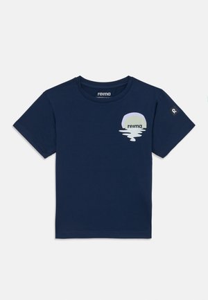 Tamsiai mėlynas trumpomis rankovėmis marškinėliai, pagaminti iš medvilnės, su logotipu ir abstrakčiu saulės atspindžiu vandenyje šviesiomis spalvomis.