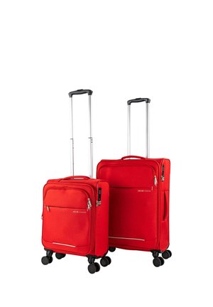 Dos maletas blandas rodantes rojas con asas telescópicas y cuatro ruedas giratorias negras, de pie, sobre fondo blanco.