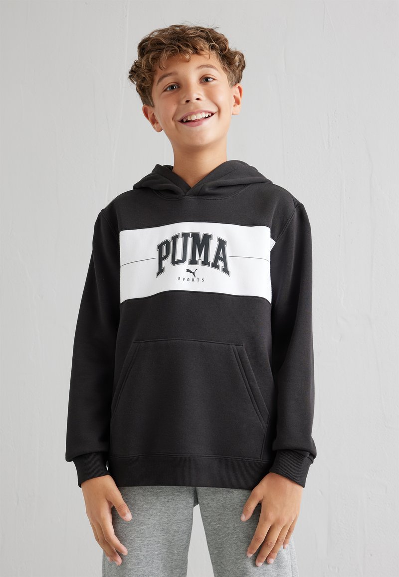 Sudadera negra con una franja blanca que presenta el logotipo de 'PUMA'; bolsillo canguro, tejido texturizado y puños de canalé; ajuste casual.