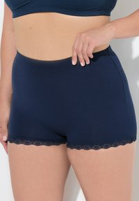 Námořnické modré bavlněné kalhotky typu boyshort s hladkým povrchem a jemnou krajkovou výšivkou na lemu, výbavené elastickým pasem pro pohodlí.