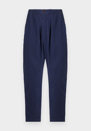 Dunkelblaue Hose aus strukturiertem Stoff mit elastischem Bund, Knopfverschluss und zwei vorderen Falten für ein zusätzliches Designdetail.