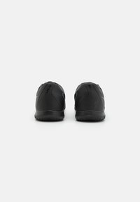 Zwarte sportschoenen met een glad materiaal, afgeronde silhouet, rubberen zolen en kleine blauwe accenten aan de zijkanten. Minimalistisch ontwerp.