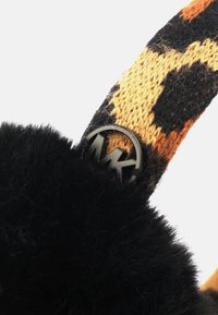 Pelo nero sfocato e una cinghia in tessuto con una stampa leopardata arancione e nera presentano un accento in metallo nero con logo.