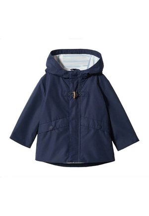 Dziecięca kurtka przeciwdeszczowa w kolorze granatowym z kapturem, zapinana na zatrzaski z przodu, dwie kieszenie na zatrzaski oraz jasna, paskowana podszewka.