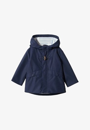 Dziecięca kurtka przeciwdeszczowa w kolorze granatowym z kapturem, zapinana na zatrzaski z przodu, dwie kieszenie na zatrzaski oraz jasna, paskowana podszewka.