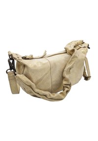 Sac à main en cuir doré avec une finition texturée, bord supérieur froncé, fermeture éclair et une bandoulière réglable avec des accents en métal.