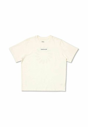 Camiseta de manga corta color crema hecha de tela suave, con un logo impreso de "Brooks Running" centrado en el pecho.