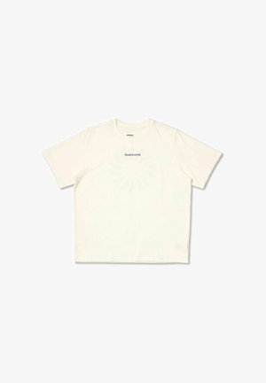 Camiseta de manga corta color crema hecha de tela suave, con un logo impreso de "Brooks Running" centrado en el pecho.