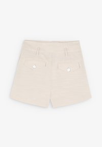 Vaaleanbeige shortsit, joissa on sileä pinta, kaksi takataskua napillisilla suljettavilla taskuilla ja muotoiltu design. Suora leikkaus helman kohdalla.