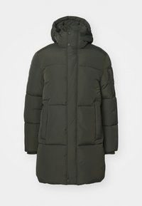 Mørkegrøn foret parka med hætte, der har lynlås og knaplukning, to forlommer og en quiltet tekstur.