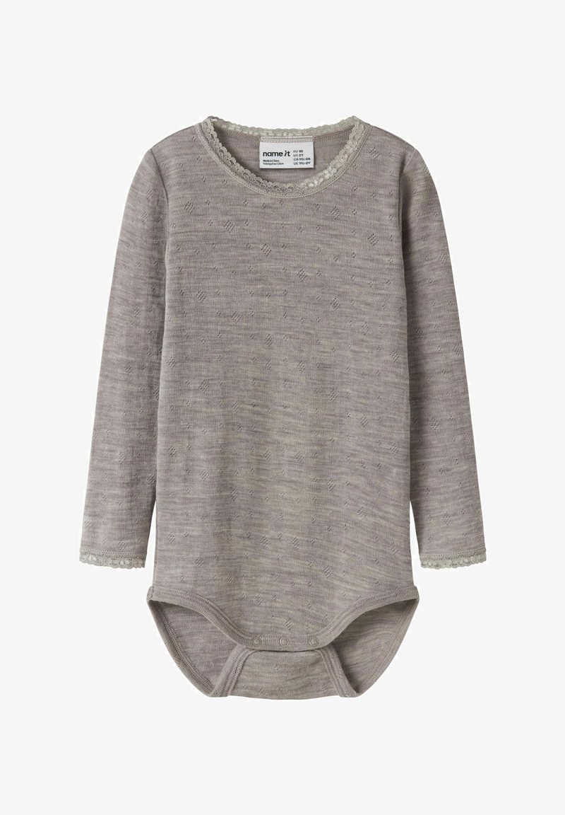 Body manches longues gris clair avec un motif en maille texturée, bordure en dentelle au col, et boutons-pression au bas pour un changement facile.