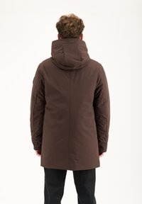 Giubbotto parka marrone con colletto alto e cappuccio, caratterizzato da una texture liscia e un taglio dritto, mostrato da dietro.