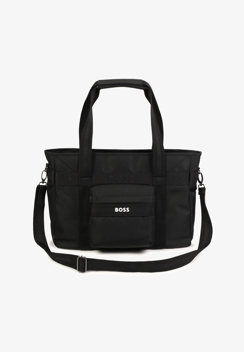 Sac fourre-tout noir en tissu avec poignées doubles et bandoulière réglable, doté d'une poche avant avec logo et d'une surface texturée.