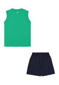 Maglietta verde senza maniche in cotone con collo tondo, abbinata a pantaloni corti blu navy con elastico in vita, realizzati in un tessuto morbido e traspirante.