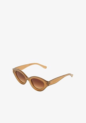 Lunettes de soleil rétro en forme de cat-eye marron avec une monture translucide et des verres dégradés marron. Présentent une texture lisse et brillante avec des branches fines.