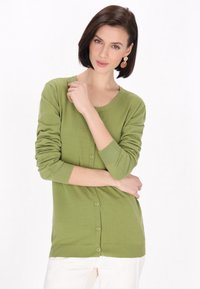 Cardigan verde con scollo rotondo, maniche lunghe e chiusura con bottoni frontali. Tessuto morbido, forma aderente e polsini a coste.