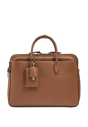 Brązowa teczka ze skóry z dwoma górnymi uchwytami, przednią kieszenią na suwak oraz przymocowaną zawieszką bagażową z osłoną na klucze.