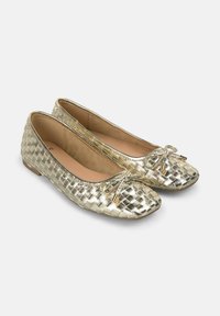 Ballerines tissées dorées avec un bout arrondi, une semelle plate et un nœud décoratif à l'avant. Texture lisse avec une finition brillante.