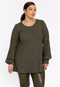 Olivgrüner Stricktop mit langen, puffigen Ärmeln, rundem Halsausschnitt und dezenten Metallic-Fäden. Weiche Textur und leicht lockere Passform.