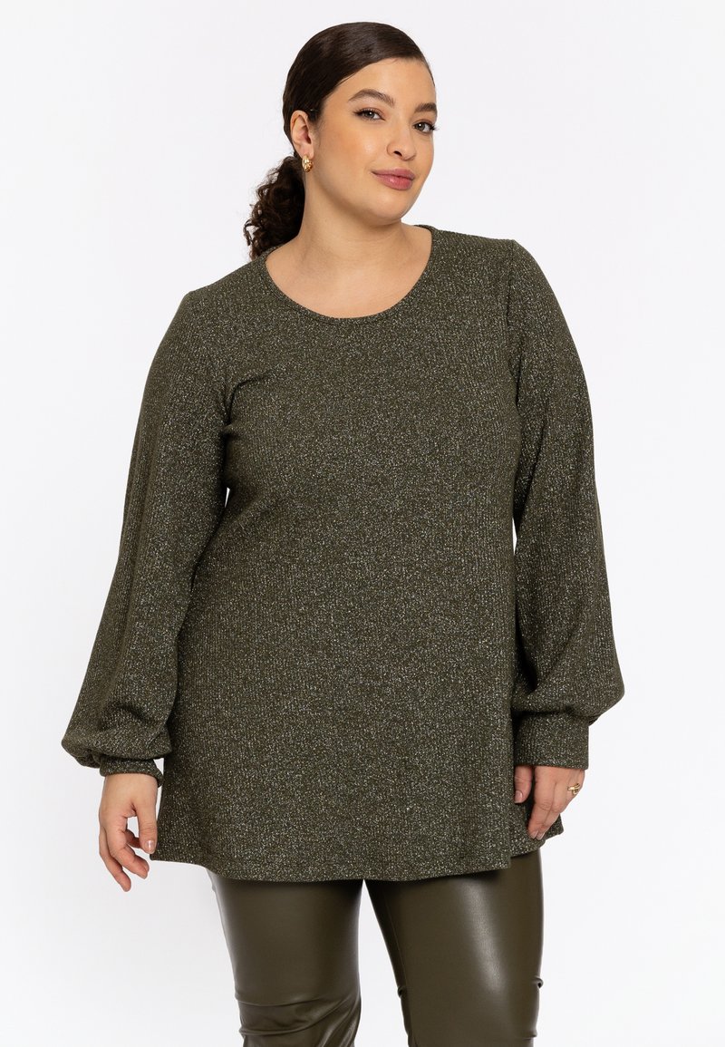 Olivgrüner Stricktop mit langen, puffigen Ärmeln, rundem Halsausschnitt und dezenten Metallic-Fäden. Weiche Textur und leicht lockere Passform.