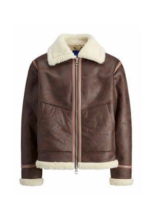 Chaqueta de cuero marrón con cuello, puños y bajo de borrego crema, con cremallera frontal y dos bolsillos delanteros en diagonal.