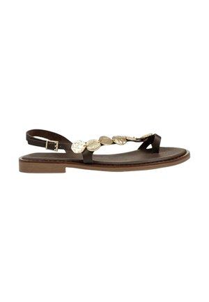 Sandal de plano marrón con diseño de tira entre los dedos, correa ajustable en el tobillo y acentos circulares metálicos decorativos en la parte superior.