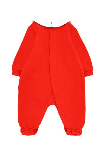 Rode katoenen baby jumpsuit met lange mouwen, witte Peter Pan kraag, elastische manchetten en drukknoopsluitingen langs de achterkant.