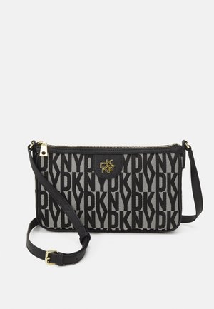 Schwarze und graue rechteckige Crossbody-Tasche mit wiederholtem "DKNY"-Logo-Muster und verstellbarem Riemen mit goldfarbener Schnalle und Reißverschluss.