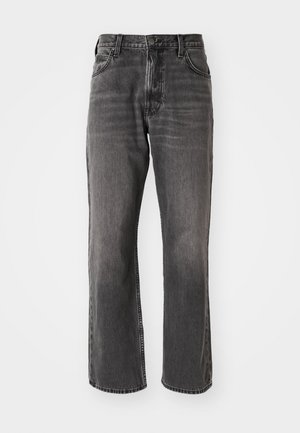 Jean en denim gris avec une coupe droite. Comprend cinq poches et une fermeture à bouton. Le tissu a une texture légèrement délavée.