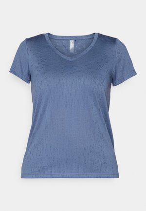 Camiseta azul de cuello en V hecha de una tela suave y texturizada, con mangas cortas y un patrón sutil. Presenta un dobladillo recto y un diseño ligero.