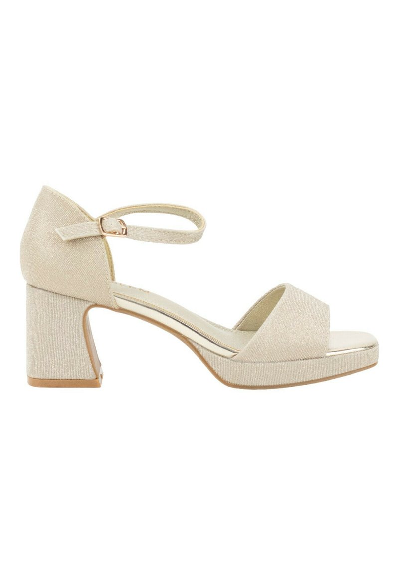 Sandal de tacón alto beige con superficie texturizada, punta abierta y correa en el tobillo. Cuenta con un tacón ancho y plataforma para mayor altura.