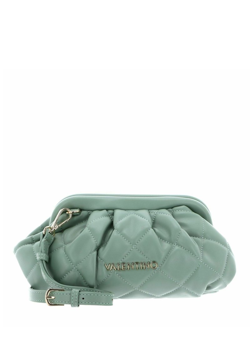 Kviltad ljusgrön läderhandväska med en guld Valentino-logotyp, utrustad med en avtagbar rem och rund form. Slät textur med diskret glans.