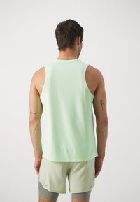 Nike Performance MILER TANK - Topper - vapor green/silver
