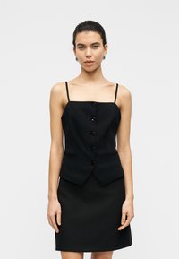 Μαύρο εφαρμοστό τοπ με λεπτές τιράντες, με τετράγωνη λαιμόκοψη και έξι κουμπιά μπροστά. Το ύφασμα έχει λεία υφή.